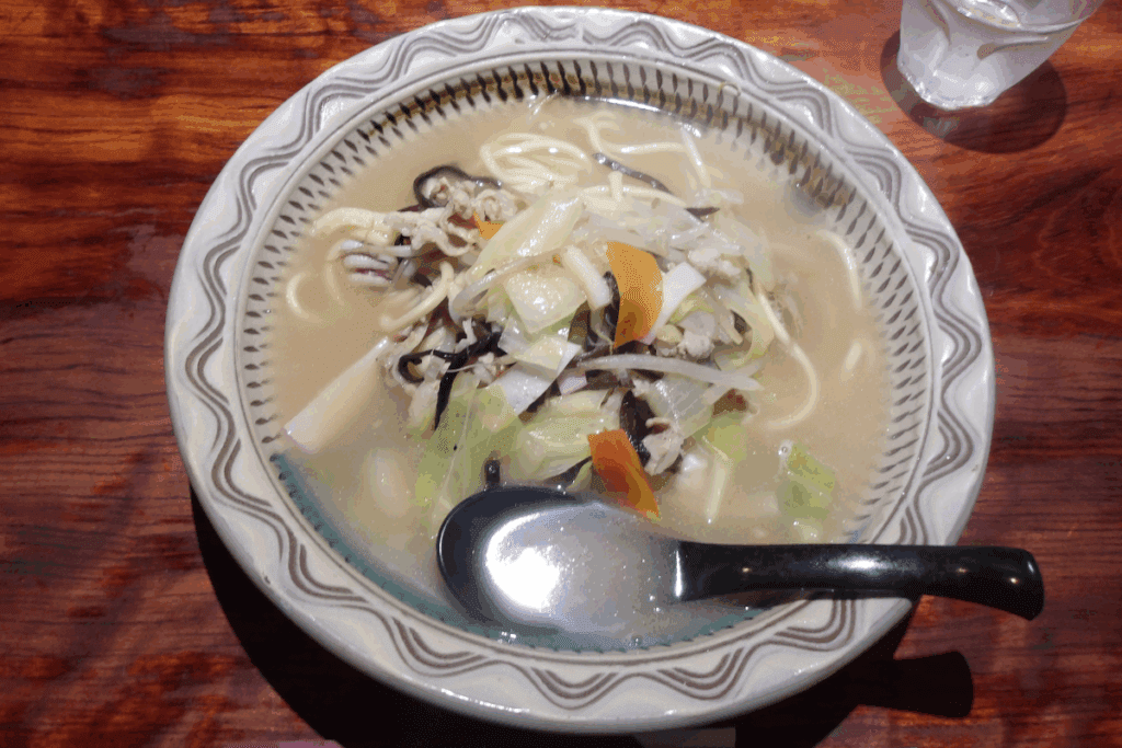 福岡の「味のかつえだ」でとんかつとちゃんぽんを一度に楽しもう 2 Traditional Nagasaki champon served at Ajino Katsueda, a specialty noodle dish with deep roots in Nagasaki