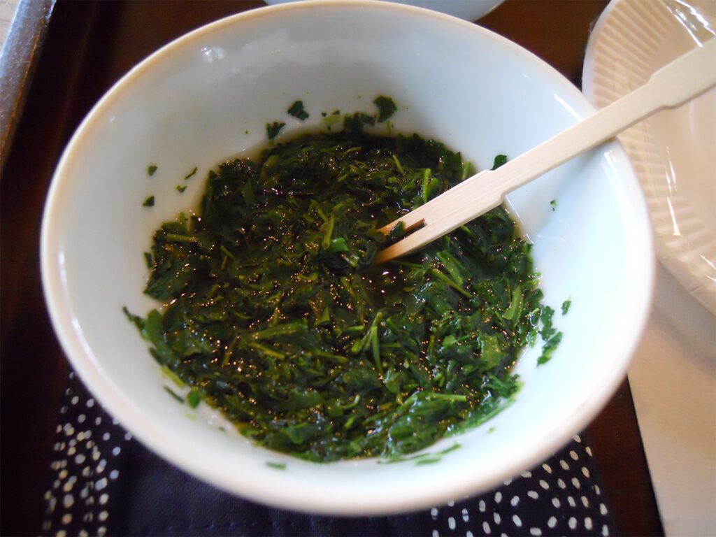 捨てるには惜しいほど美味しいお茶—玉露「しずく茶®」 1 Fine Gyokuro “Dew Drop” Tea served in a traditional lidded Kaiwan cup at the Hoshino Tea Museum, Fukuoka—an elegant Japanese tea experience culminating in eating tea leaves with soy sauce and vinegar.