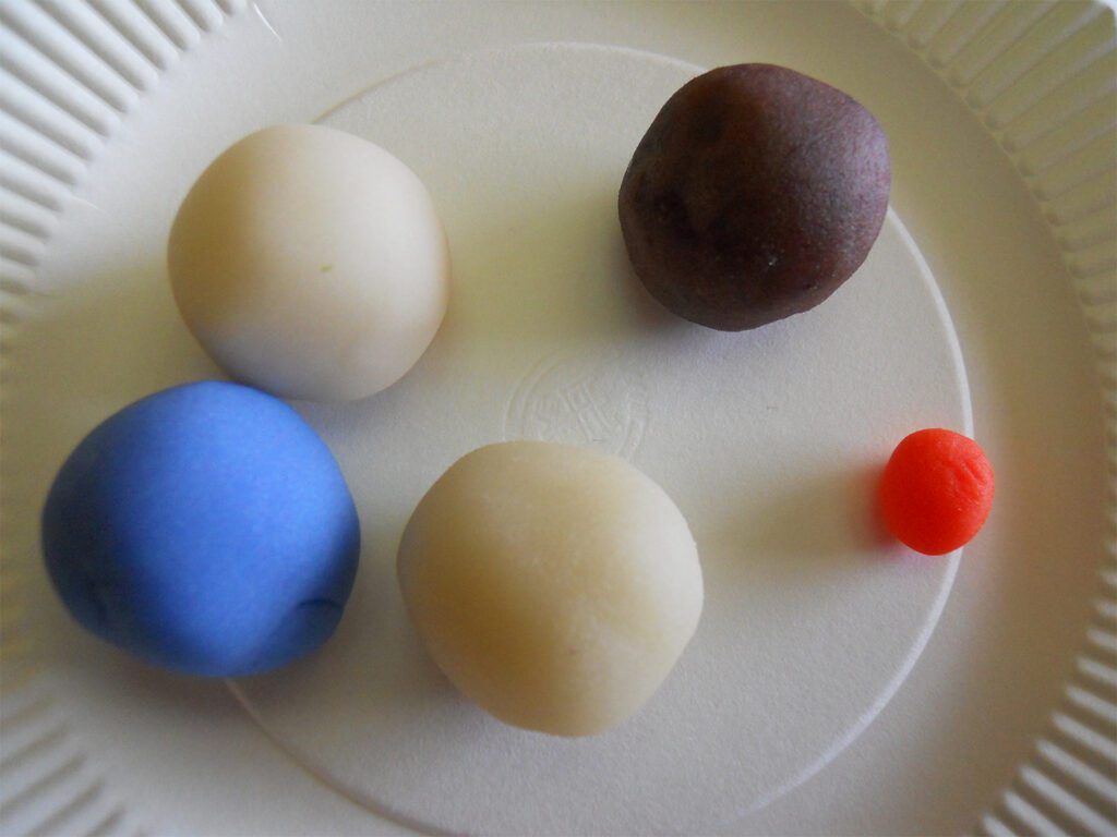 星野村の「茶の文化館」で地元の職人と一緒に和菓子を作ろう 1 Colorful nerikiri dough balls and red bean paste on a plate, ready for shaping at a wagashi workshop in Hoshino Tea Museum