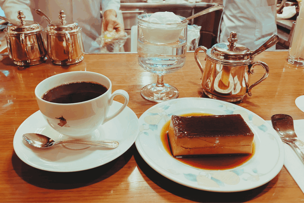 日本のサイフォンコーヒーの芸術を体験する—「珈琲舎のだ」大名本店で五感を堪能させる 2 Noda Pudding Set with Kiri cream cheese square pudding and Hakata no Hana Strong Blend coffee.