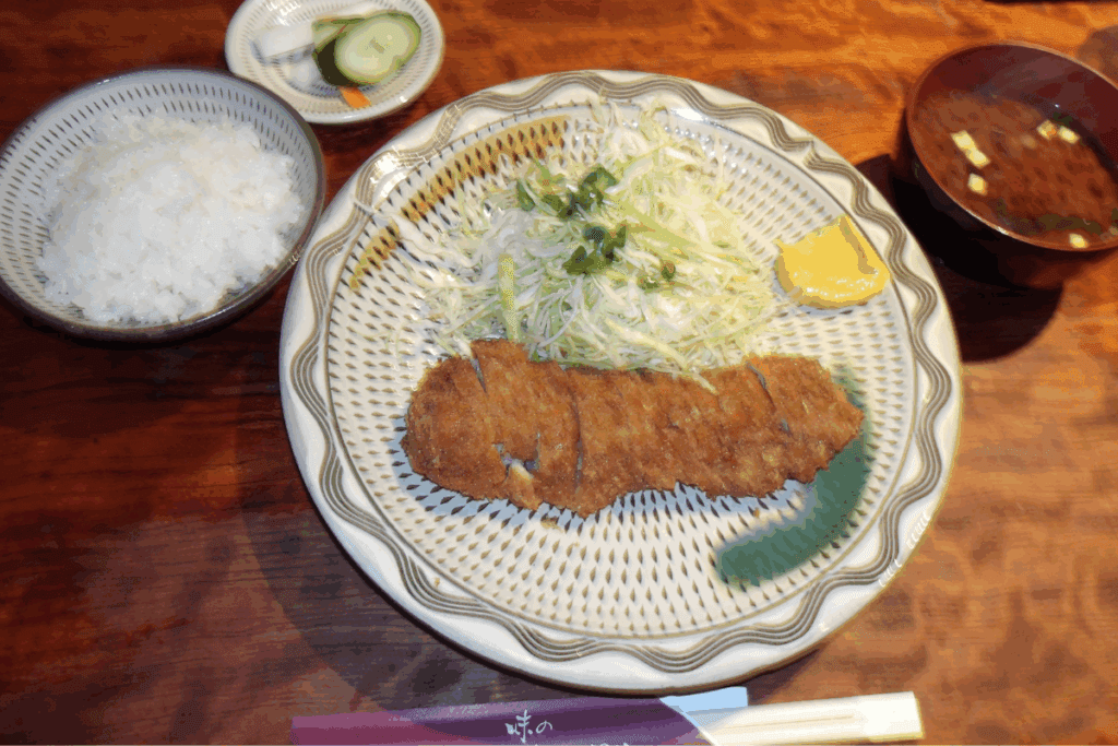 福岡の「味のかつえだ」でとんかつとちゃんぽんを一度に楽しもう 1 Tonkatsu set meal at Ajino Katsueda in Fukuoka, served in traditional ichiju-issai style with rice, miso soup, and shredded cabbage.